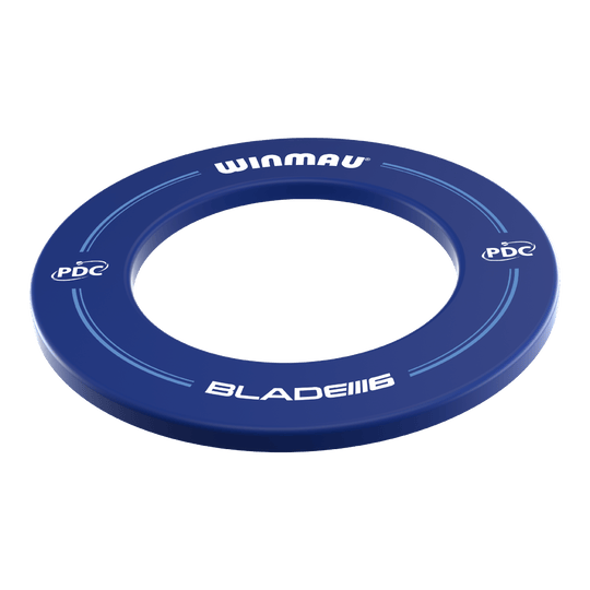Cadre de fléchettes Winmau PDC - Bleu Das Bild zeigt ein blaues Dartboard-Surround der Marke Winmau mit der Aufschrift "BLADE 6" und "PDC". Es ist rund und dient zum Schutz der Wand rund um eine Dartscheibe.