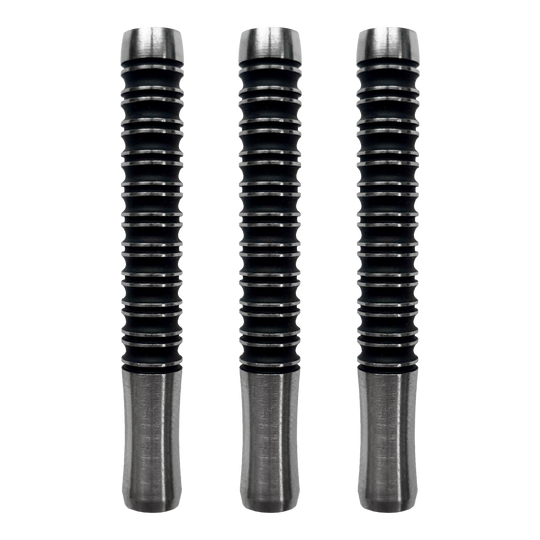 Corps de fléchettes souples McDart Super Grip 3 - 18 g Das Bild zeigt drei McDart Super Grip 3 Softdart-Barrels mit einem Gewicht von 18g. Die Dart-Barrels sind schwarz mit silbernen Enden und haben ein gerilltes Design für besseren Halt.