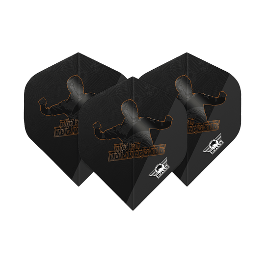 Bulls NL Player 100 Dirk Van Duijvenbode Edition 2 No2 Vols Standard Das Bild zeigt drei schwarze Dart Flights mit dem Aufdruck "Dirk Van Duijvenbode" und einer Silhouette. In der Ecke ist das weiße Bulls NL-Logo zu sehen.