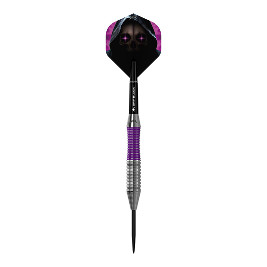 Fléchettes Mission Phantom en laiton et acier - 22 g Das Bild zeigt den Mission Phantom Brass Steeldart mit einem Gewicht von 22 Gramm. Der Dart hat ein auffälliges Design mit violetten und silbernen Elementen sowie einer Flight-Grafik eines Totenkopfs mit Kapuze.
