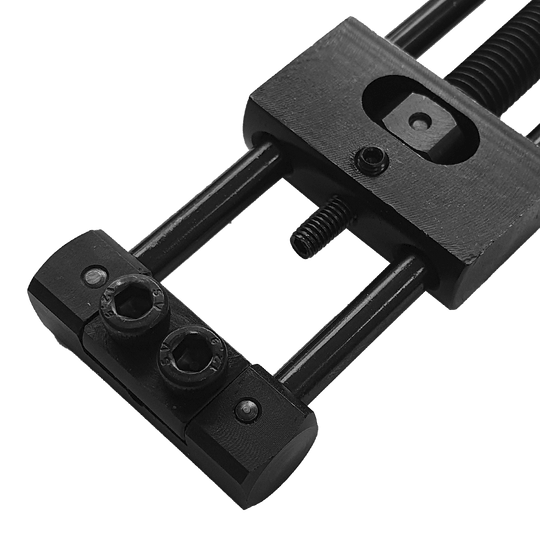 Designa Dart Repointer Black Pro Edition - Changeur de pointe Designa Dart Repointer Black Pro Edition - Spitzenwechsler ist ein Tool zum Wechseln von Dartspitzen. Das Bild zeigt das Produkt aus schwarzem Material.