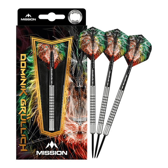 Das Bild zeigt das Produkt „Mission Dominik Grüllich Steeldarts - 23,5g“ mit einer farbenfrohen Verpackung und drei silbernen Darts. Die Flights der Darts sind mit einem bunten Löwenmotiv verziert.