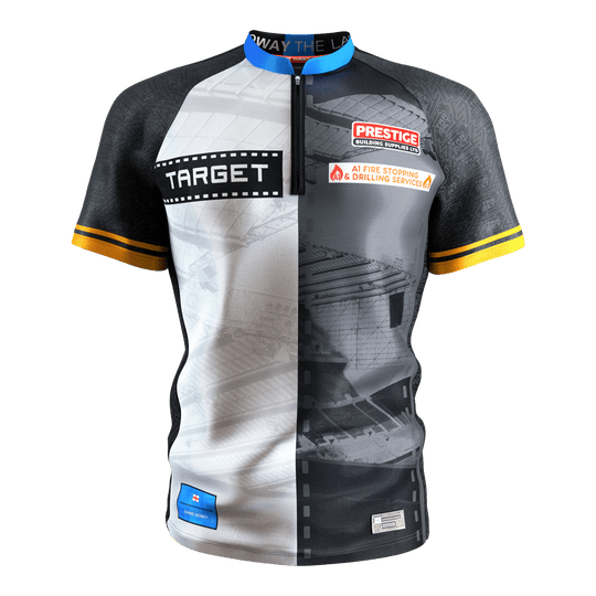 Maillot de fléchettes Target Coolplay Chris Dobey 2025 Das Bild zeigt das "Target Coolplay Chris Dobey 2025 Dartshirt" mit auffälligen Sponsorenlogos auf der Vorderseite. Das Trikot hat ein modernes Design in Schwarz, Weiß und Grau mit gelben Streifen an den Ärmeln.