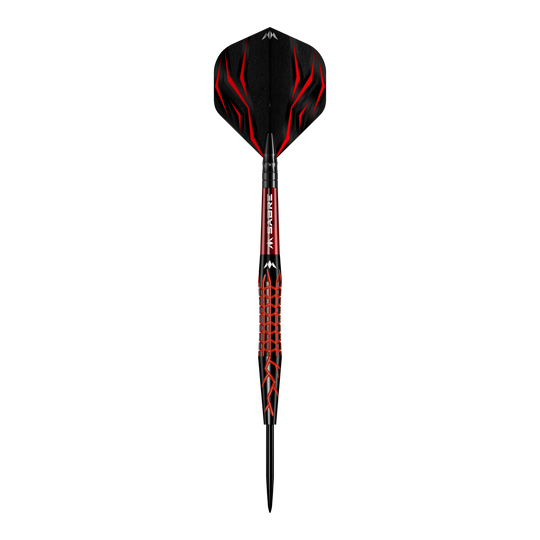 Fléchettes en acier Mission Lava Das Bild zeigt einen Mission Lava Steeldart mit auffälligem schwarzen und roten Design. Der Dart hat eine strukturierte Oberfläche und eine spitze Metallspitze.
