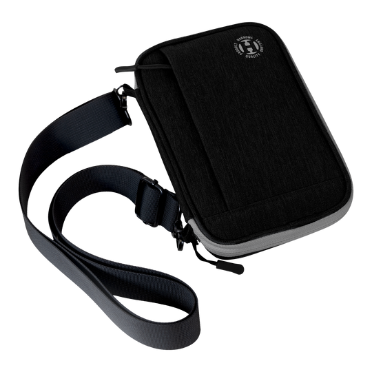 Portefeuille à fléchettes Harrows Smart Case XL Dies ist eine schwarze Darttasche mit einem Schultergurt. Sie hat ein kompaktes, rechteckiges Design und einen Reißverschluss.