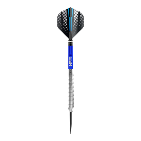 Fléchettes en acier Red Dragon Razor Edge Original Das Bild zeigt einen Red Dragon Razor Edge Original Steeldart mit einem Gewicht von 24g. Der Dart hat einen silbernen, geriffelten Schaft, einen blauen Mittelteil und schwarze Flights mit weißen Punkten und einem blauen Streifen.