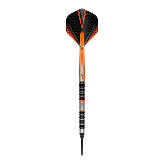 Red Dragon Amberjack 18 fléchettes souples - 20 g Das Bild zeigt einen Softdart aus der Serie "Red Dragon Amberjack 18" mit einem Gewicht von 20 Gramm. Der Dart ist überwiegend schwarz und orange gefärbt und verfügt über einen geriffelten Griffbereich.