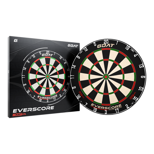 Cible de fléchettes en acier GOAT Everscore Das Bild zeigt das Produkt "GOAT Everscore Steeldartboard" zusammen mit seiner Verpackung. Das Dartboard hat ein klassisches Design mit schwarzen, weißen, roten und grünen Feldern.