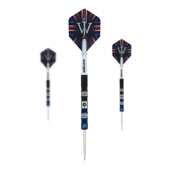 Fléchettes en acier bicolore Unicorn The Machine James Wade Das Bild zeigt drei Steeldarts des Modells "Unicorn The Machine James Wade Two-Tone". Die Darts haben schwarze und blaue Details und tragen das Logo sowie den Namen des Herstellers auf dem Schaft.
