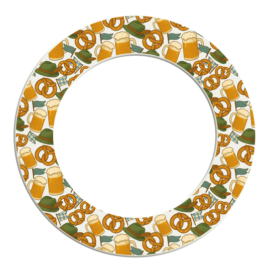 Das Bild zeigt das Produkt McDart Bierfest Dartboard Surround. Es handelt sich um einen Dartboard-Surround im Bierfest-Design.
