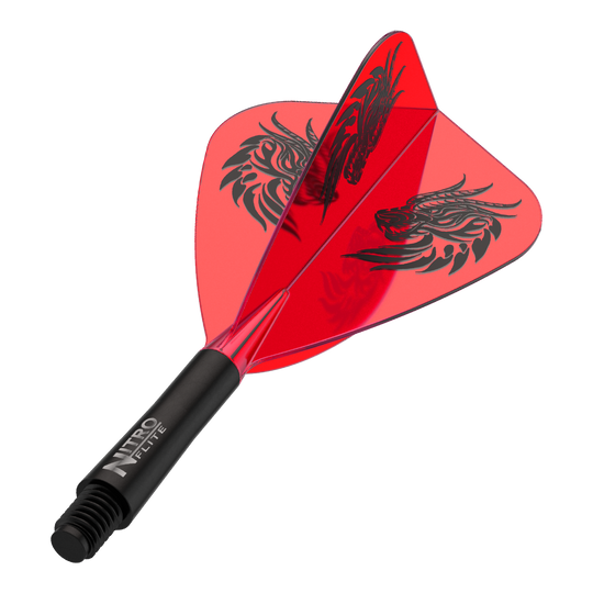 Dart-Flights zu sehen, vermutlich Jonny Clayton Kite Flights in kurzer Variante. Die Flights sind in dunklem Design gehalten.