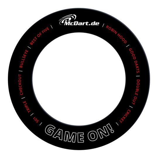 Jeu de fléchettes McDart autour d'une cible Das Bild zeigt einen schwarzen Dartboard-Surround-Ring mit der Aufschrift "McDart.de" oben und "GAME ON!" unten. Rundherum befinden sich verschiedene Begriffe aus dem Dartsport, wie "BULLSEYE", "TRIPLE" und "DOUBLE OUT".