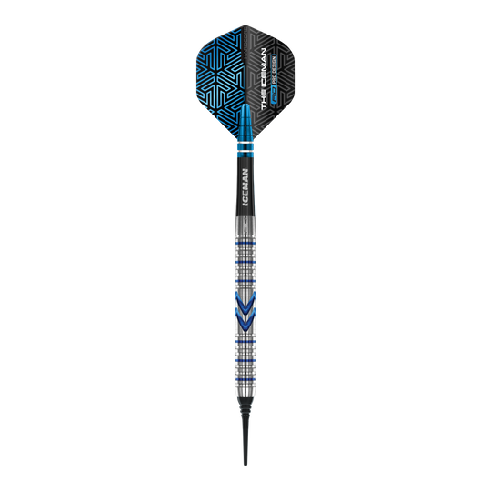 Fléchettes souples Red Dragon Gerwyn Price Iceman Midnight Edition - 20 g Der abgebildete Softdart ist der "Red Dragon Gerwyn Price Iceman Midnight Edition" mit einem Gewicht von 20g. Er hat ein modernes Design mit silbernen und blauen Akzenten sowie einer schwarzen Flights mit blauen Mustern.