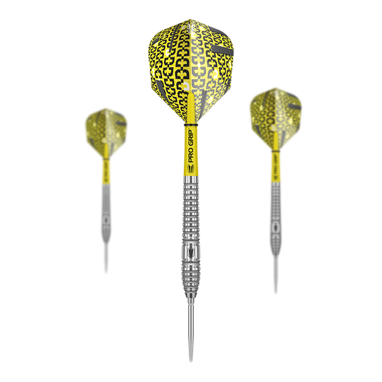 Das Bild zeigt drei Target Bolide 03 Swiss Point Steeldarts mit gelb-schwarzen Flights und silbernen Barrels. Die Darts haben einen "Pro Grip"-Schaft und eine metallene Spitze.
