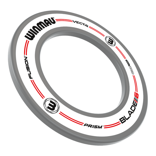 Dies ist das Winmau Pro-Line Original White Dartboard Surround. Es handelt sich um einen weißen Dartboard-Ring mit schwarzen und roten Aufdrucken.