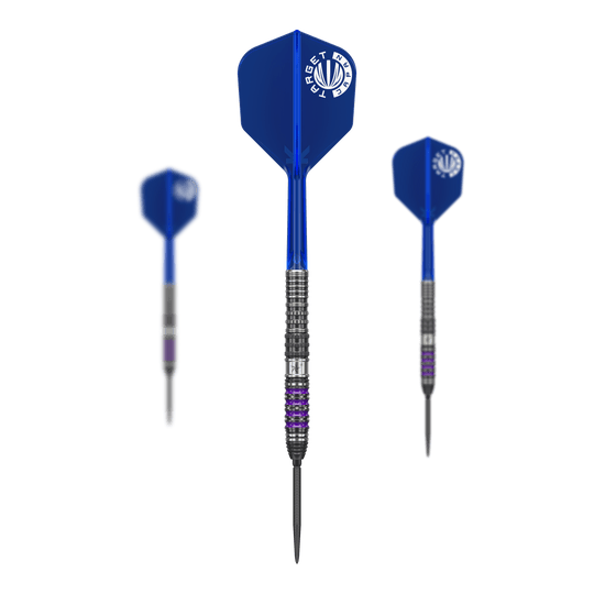 Das Bild zeigt drei Steeldarts der Marke "Target Japan Prime Series Sirius GEN4 Swiss Point". Die Darts haben blaue Flights und metallisch-silberne Spitzen mit lila Akzenten.