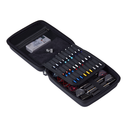 Étui à fléchettes Unicorn Ultra 3UP grand format - Noir Das Bild zeigt ein offenes schwarzes Dartcase namens "Unicorn Ultra 3UP Large Dartcase". Im Inneren sind verschiedene Dartpfeile, Ersatzteile und Zubehör ordentlich sortiert.