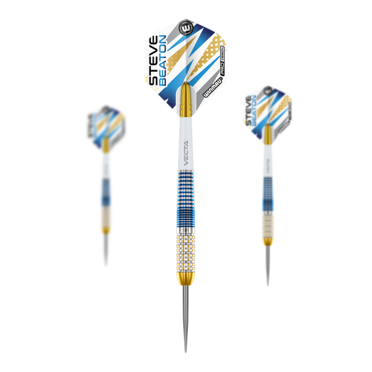 Fléchettes en acier Winmau Steve Beaton Legend Series Das Bild zeigt drei Steeldarts der Marke Winmau aus der Steve Beaton Legend Series. Die Darts haben blaue, weiße und goldene Akzente sowie einen Pfeil mit „Steve Beaton“ Schriftzug auf dem Flight.