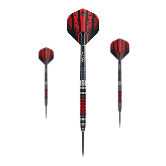 Fléchettes en acier Winmau Joe Cullen Das Bild zeigt drei Winmau Joe Cullen Steeldarts mit schwarzen und roten Designelementen. Die Flights sind mit Sternmustern verziert und die Griffe haben silberne und rote Ringe.