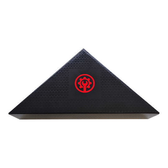 Hier ist das Winmau Blade X Fixing Set Wandbefestigung dargestellt. Mit diesem Set kann ein Dartboard einfach an der Wand montiert werden.