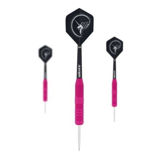 Fléchettes Unicorn Core Plus en acier rose caoutchouté Das Bild zeigt drei Steeldarts mit pinken, gummierten Griffen und silbernen Spitzen. Die Flights sind schwarz und tragen ein weißes Einhorn-Design.