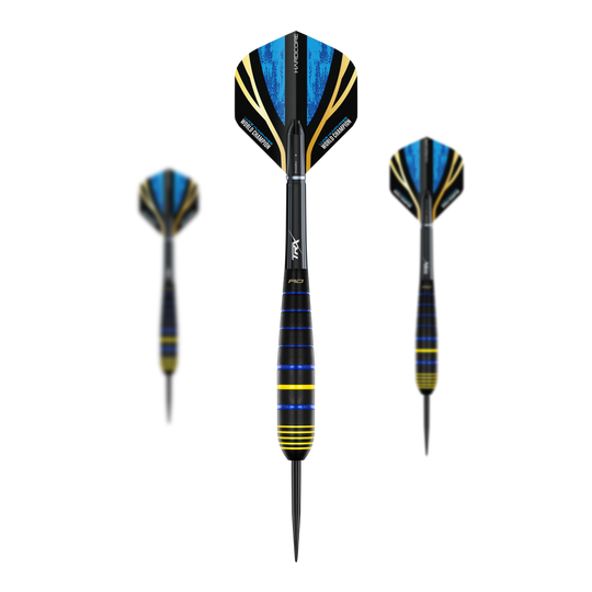Fléchettes Red Dragon Luke Humphries, champion du monde en laiton et acier Das Bild zeigt drei Luke Humphries World Champion Brass Steeldarts von Red Dragon. Die Darts haben schwarze, blaue und gelbe Akzente sowie auffällige Flights mit blauem Muster.