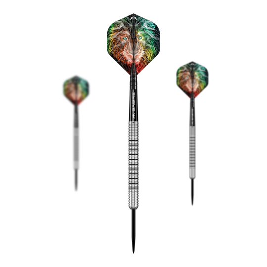 Das Bild zeigt drei Steeldarts des Produkts „Mission Dominik Grüllich Steeldarts - 23,5g“. Auf den Flights ist ein farbiges Löwenmotiv zu sehen.