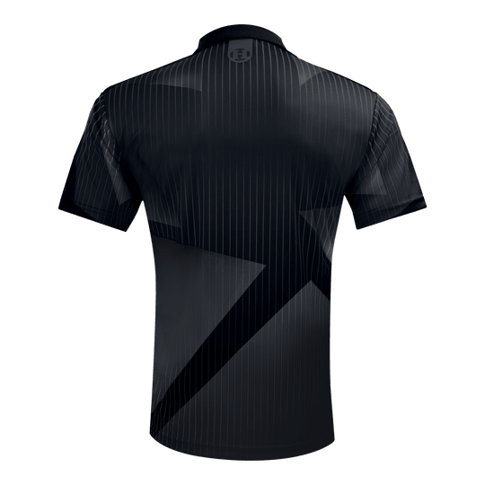 Harrows Shard Dartshirt - Schwarz Das Bild zeigt das Harrows Shard Dartshirt in Schwarz von hinten. Das Shirt hat feine vertikale Streifen und ein auffälliges geometrisches Muster.