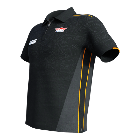 Maillot de match Bulls NL Dirk Van Duijvenbode 2025 Dieses Bild zeigt das Bulls NL Dirk Van Duijvenbode Matchshirt 2025. Das Shirt ist überwiegend schwarz mit gelben Akzenten und besitzt einen kurzen Reißverschluss am Kragen.