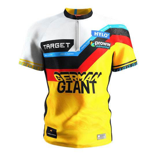 Maillot de fléchettes Target Coolplay Gabriel Clemens 2025 Das Bild zeigt das Target Coolplay Gabriel Clemens 2025 Dartshirt. Das Trikot ist gelb, schwarz, rot und weiß und trägt die Aufschrift "GERMAN GIANT" auf der Vorderseite.