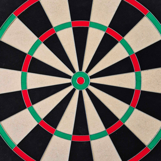 Cible de fléchettes en acier McDart Precision Das Bild zeigt ein McDart Precision Steeldartboard. Die Dartscheibe ist in schwarze, beige, grüne und rote Segmente unterteilt.
