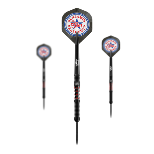 Fléchettes en acier Bulls NL Benjamin Pratnemer - 20 g Das Bild zeigt drei Steeldarts mit der Aufschrift "Benjamin Pratnemer The Star" auf den Flights. Die Darts sind schwarz mit roten Akzenten und wiegen 20 Gramm.