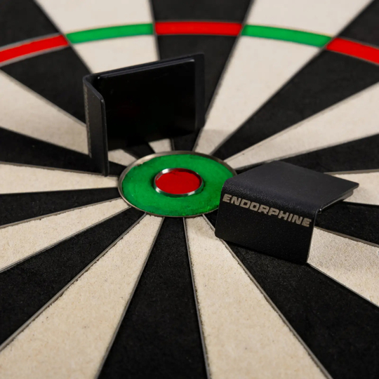 Cible de fléchettes Precise 180 Endorphine Steel avec anneau numéroté - Rose cyber Das Bild zeigt das Precise 180 Endorphine Steeldartboard mit Nummernring in Weiß. Es handelt sich um eine hochwertige Dartscheibe für den Präzisionssport.