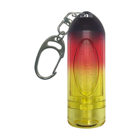 Das Bild zeigt das Produkt "L-Style N9 Lipstock Tri Color Spitzencase - Sunrise". Das Etui hat einen Farbverlauf von Schwarz über Rot zu Gelb und ist mit einem Metallkarabiner versehen.