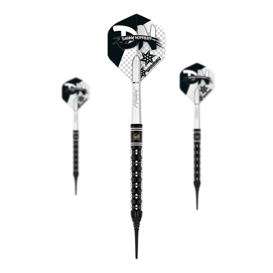 Fléchettes souples Winmau Danny Noppert Freeze Edition - 20g Das Bild zeigt drei Winmau Danny Noppert Freeze Edition Softdarts mit einem Gewicht von 20g. Die Darts haben schwarze und silberne Details sowie speziell designte Flights.