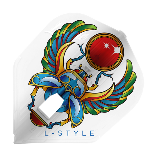 Vols L-Style Anastasia Dobromyslova V3 Blanc L3KAMI Das Bild zeigt ein Dart-Flight mit einem bunten Skarabäus-Design, der eine rote Kugel hält. Unten steht der Text "L-STYLE" auf weißem Hintergrund.