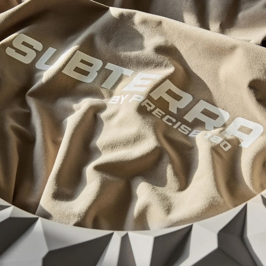 Cadre de cible 3D Precise 180 Subterra - Gris nordique Das Bild zeigt das Precise 180 3D Dartboard Surround Subterra in der Farbe Nordic Grey. Das Produkt dient als Schutz für die Wand beim Dartspielen.