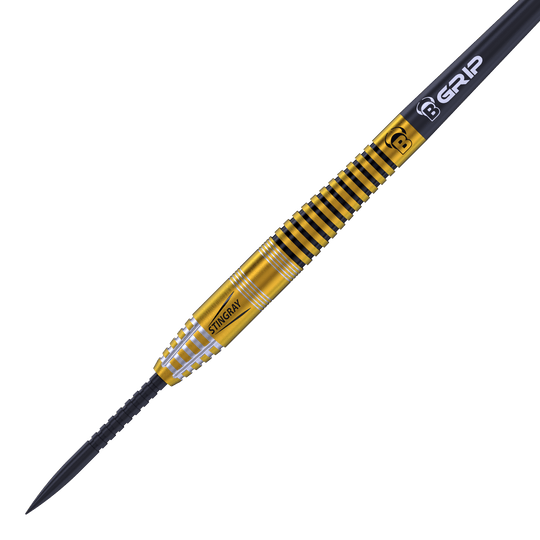 Fléchettes en acier Bulls Stingray ST3 Das Bild zeigt einen Bulls Stingray ST3 Steeldart. Der Dart ist goldfarben mit schwarzen und silbernen Rillen und hat die Aufschrift „STINGRAY“.