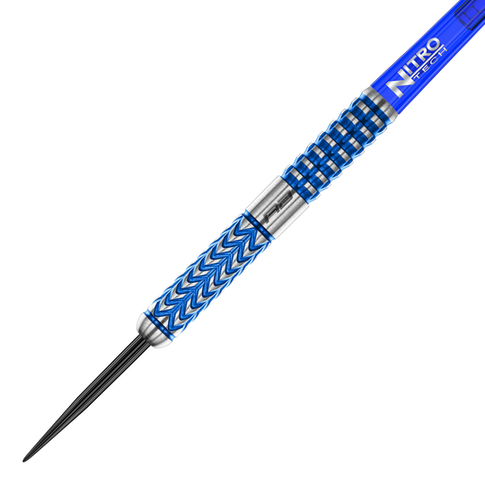 Fléchettes en acier Red Dragon Gerwyn Price Glacier Das Bild zeigt einen stilvollen Steeldart mit blauen und silbernen Akzenten. Der Schaft trägt die Aufschrift „Nitro Tech“ und das Dartdesign ist modern und griffig.