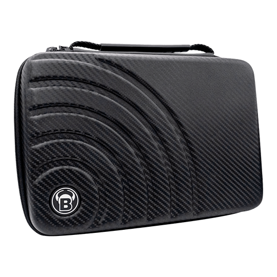 Das Bild zeigt das "Bulls Orbis XXL Dartcase" in Carbongrau. Das Etui hat ein modernes, karbonähnliches Design mit einem eingelassenen Muster und dem Bulls-Logo.
