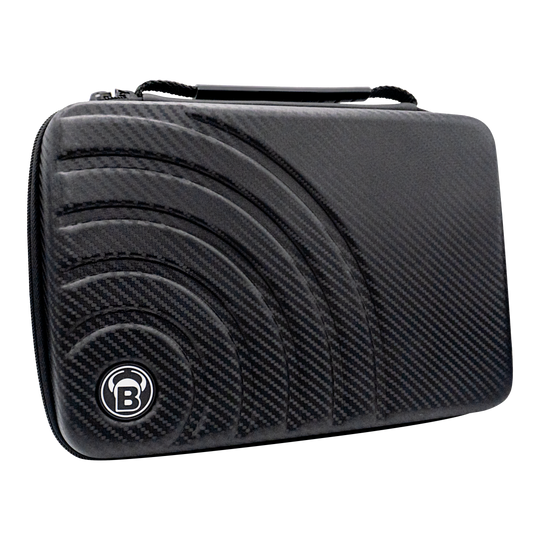 Étui à fléchettes Bulls Orbis XXL - gris carbone Das Bild zeigt das "Bulls Orbis XXL Dartcase" in Carbongrau. Das Etui hat ein modernes, karbonähnliches Design mit einem eingelassenen Muster und dem Bulls-Logo.