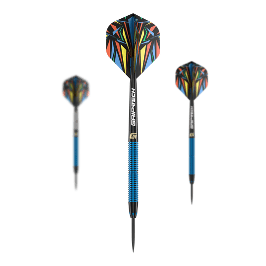 Fléchettes en acier GOAT Athlete en laiton bleu - 12 g Das Bild zeigt drei Steeldarts des Produkts "GOAT Athlete Blue Brass Steeldarts - 12g". Die Darts haben blaue Griffe und bunte Flights mit einem auffälligen Muster.