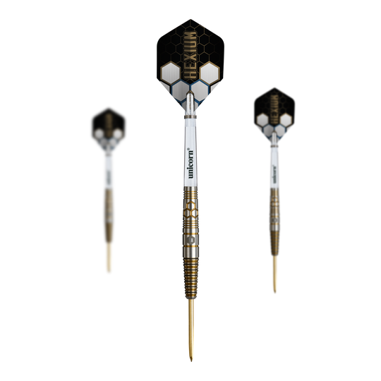 Fléchettes en acier Unicorn Hexium Style 03 or et noir Dieses Bild zeigt das Set der Unicorn Hexium Style 03 Gold & Black Steeldarts. Mehrere Darts im Gold und Schwarz Look liegen als Set zusammen.