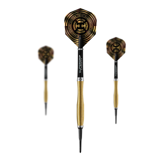 Fléchettes souples Harrows édition anniversaire V-Wing - 18 g Das Bild zeigt drei gold-schwarze Softdarts der Marke Harrows Anniversary Edition V-Wing mit 18g Gewicht. Die Flights tragen das Harrows-Logo und sind mit einem besonderen Jubiläumsdesign verziert.