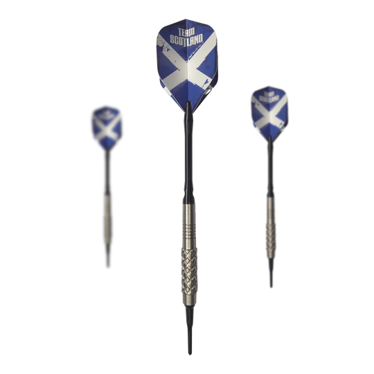 Fléchettes souples McDart 85 Tungstène V4 - 16 g Das Bild zeigt drei Softdarts des Produkts "McDart 85er Tungsten V4" mit einem Gewicht von 16g. Die Flights sind blau mit einem weißen Kreuz und der Aufschrift "Team Scotland" gestaltet.