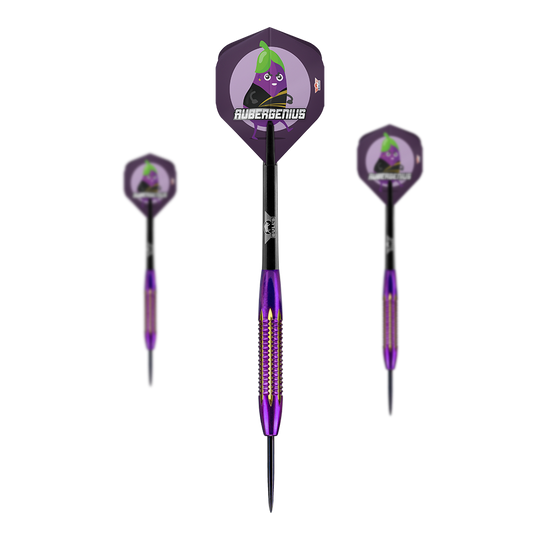 BullsNL Dirk Van Duijvenbode Fléchettes en acier avec revêtement en laiton - 21 g Das Bild zeigt drei Steeldarts des Modells "BullsNL Dirk Van Duijvenbode Shell Coated Brass Steeldarts - 21g". Die Darts sind lila-gelb und haben Flights mit einem Cartoon-Auberginenmotiv und dem Schriftzug "AUBERGENIUS".