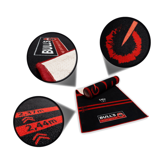 67808_Bulls_Carpet-Mat_140_Red_2 Das Bild zeigt den "Bulls Carpet-Mat Teppich 140 - Red", einen schwarzen Teppich mit roten Akzenten und Markierungen. Es sind Nahaufnahmen von Details wie dem Logo, der Materialstruktur und den aufgedruckten Entfernungsmarkierungen zu sehen.