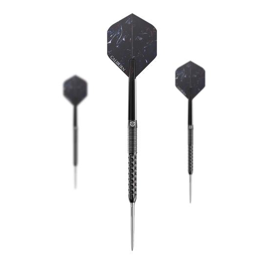 Fléchettes en acier Caliburn Sword S1 Das Bild zeigt drei Steeldarts des Produkts "Caliburn Sword S1". Die Darts haben eine dunkle Farbe mit hexagonalen Flights und einem strukturierten Griff.