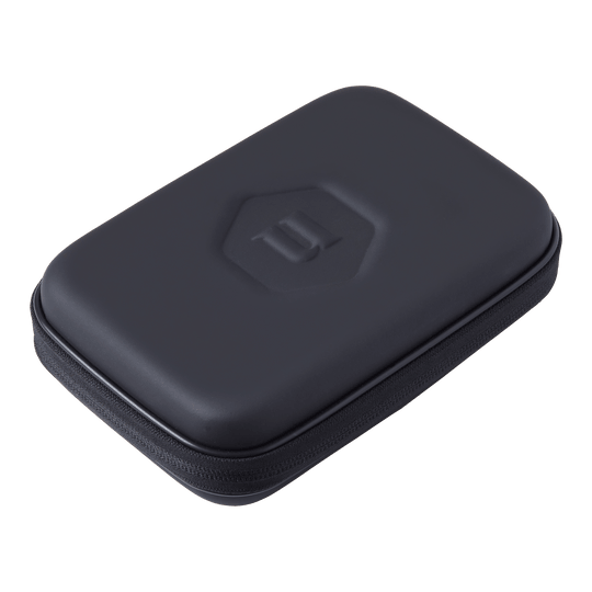 Étui à fléchettes Unicorn Ultra 3UP Medium - Noir Dies ist ein schwarzes Dartcase namens "Unicorn Ultra 3UP Medium". Das Etui hat eine harte Außenhülle mit einem Reißverschluss und eingeprägtem Logo.