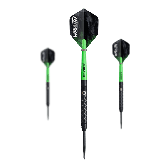 Auf dem Bild sind drei Unicorn Wraith Steeldarts zu sehen. Die Darts haben schwarze Spitzen, grüne Schäfte und schwarze Flights mit der Aufschrift "WRAITH".